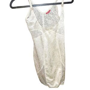 SCANDALE Sz M Nude Floral Lace Adjustable Straps Scoop Front Shapewear Mini Slip